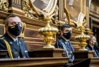 Wicemarszałek Łukasz Smółka oraz st. bryg. Piotr Filipek, małopolski komendant wojewódzki Państwowej Straży Pożarnej, podczas mszy św. w Bazylice św. Floriana