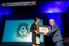 Marta Malec-Lech z zarządu województwa przekazuje nagrodę.