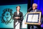 Marta Malec-Lech z zarządu województwa przekazuje nagrodę.