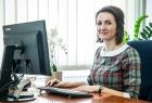 Na zdjęciu Członek Zarządu Województwa Małopolskiego - Pani Marta Malec-Lech siedząca przy komputerze.