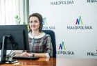 Marta Malec-Lech na tle banneru Małopolski
