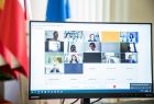 Monitor na którym widoczni są uczestnicy konferencji