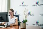 Marta Malec-Lech siedzi przy biurku, patrzy w ekran komputera