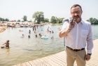 Wicemarszałek Tomasz Urynowicz na pomoście przy plaży