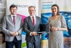 Marta Malec-Lech z zarządu województwa wręcza laptopy