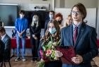 Młodzież ze szkoły wręcza kwiaty Pani Marszałek.