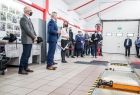 Marta Malec-Lech z Zarządu Województwa Małopolskiego podczas przekazania wyposażenia dla Zespołu Szkół Technicznych i Branżowych im. Bohaterów Westerplatte w Brzesku. Spotkanie z kadrą i uczniami na terenie szkolnych warsztatów