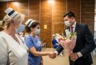 Wicemarszałek Łukasz Smółka składa życzenia i kwiaty pielęgniarce