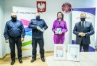 Marta Malec-Lech z Zarządu Województwa Małopolskiego wraz z uczestnikami spotkania. W spotkaniu w Urzędzie Miejskim w Brzesku wzięli udział między innymi podinsp. Wacław Daniec, zastępca komendanta powiatowego policji w Brzesku i asp. szt. Mirosław Pysno