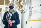 Iwona Gibas z Zarządu Województwa Małopolskiego przemawiająca podczas uroczystego otwarcia Miejsca Aktywności Mieszkańców Rynek 13 w Kętach