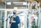 Iwona Gibas z Zarządu Województwa Małopolskiego podczas wystąpienia na otwarciu Miejsca Aktywności Mieszkańców Rynek 13 w Kętach