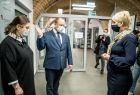 Iwona Gibas z Zarządu Województwa Małopolskiego podczas rozmowy z burmistrzem gminy Kęty Krzysztofem Janem Klęczarem