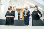 Iwona Gibas z Zarządu Województwa Małopolskiego zwiedzająca wraz z uczestnikami uroczystości zmodernizowany dzięki środkom europejskim obiekt