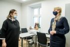 Iwona Gibas z Zarządu Województwa Małopolskiego zwiedzająca zmodernizowany dzięki środkom unijnym obiekt przy rynku w Kętach