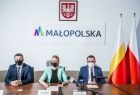 W konferencji prasowej wzięli udział wicemarszałek województwa małopolskiego Tomasz Urynowicz, p.o. Głównego Inspektora Nadzoru Budowlanego Dorota Cabańska oraz wójt gminy Wielka Wieś Krzysztof Wołos