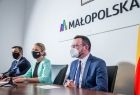 Wicemarszałek województwa małopolskiego Tomasz Urynowicz, p.o. Głównego Inspektora Nadzoru Budowlanego Dorota Cabańska oraz wójt gminy Wielka Wieś Krzysztof Wołos podczas konferencji prasowej w Urzędzie Marszałkowskim