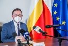 Wicemarszałek województwa małopolskiego Tomasz Urynowicz podczas konferencji prasowej