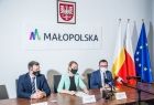 W spotkaniu wzięli udział wicemarszałek Tomasz Urynowicz, p.o. Głównego Inspektora Nadzoru Budowlanego Dorota Cabańska oraz wójt gminy Wielka Wieś Krzysztof Wołos