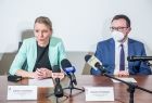 Wicemarszałek Tomasz Urynowicz oraz p.o. Głównego Inspektora Nadzoru Budowlanego Dorota Cabańska w trakcie konferencji prasowej w Urzędzie Marszałkowskim Województwa Małopolskiego w Krakowie