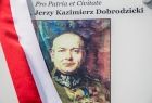 Zdjęcie bohatera z flagą Polski.