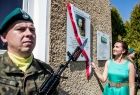 Marta Malec-Lech z zarządu województwa przed zdjęciem bohatera.