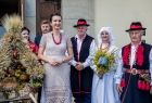 Marta Malec-Lech z zarządu województwa z uczestnikami dożynek.