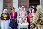 Marta Malec-Lech z zarządu województwa z uczestnikami dożynek.