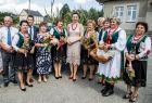 Marta Malec-Lech z zarządu województwa z uczestnikami dożynek.