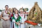 Marta Malec-Lech z zarządu województwa z uczestnikami dożynek.