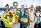 Marta Malec-Lech z zarządu województwa z uczestnikami dożynek.