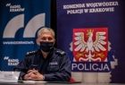Inspektor Robert Strzelecki zastępca komendanta wojewódzkiego Policji w Krakowie siedzi przy stole podczas konferencji.