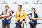 Marta Malec-Lech z zarządu województwa stoi podczas konferencji wraz z Agatą Suszczyńską zastępca dyrektorem Departamentu Edukacji oraz Dariuszem Baranowskim kierownikiem zespołu ds. stypendium.