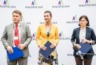 Marta Malec-Lech z zarządu województwa stoi podczas konferencji wraz z Agatą Suszczyńską zastępca dyrektorem Departamentu Edukacji oraz Dariuszem Baranowskim kierownikiem zespołu ds. stypendium.