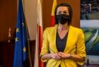 Marta Malec-Lech z zarządu województwa, z tle flagi Polski, Małopolski i Unii Europejskiej.