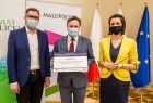 Marta Malec-Lech z zarządu województwa wręcza promesę dla Powiatu Wielickiego.