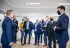 Grupa osób podczas spotkania w wyremontowanym budynku