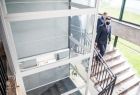 Wicemarszałek Łukasz Smółka na schodach w Domu Kultury