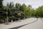 Zagospodarowany teren inwestycji: nowe alejki i zieleń