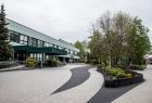 Zmodernizowana, zielona przestrzeń przed budynkiem