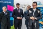 Konferencja prasowa, przy mikrofonie wojewoda Łukasz Kmita