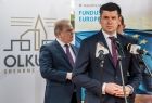 Wicemarszałek Łukasz Smółka przy mikrofonie podczas konferencji prasowej
