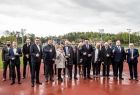 Grupa uczestników uroczystego zakończenia projektów rewitalizacji w Olkuszu