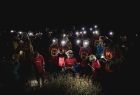Rajd Świetlika, grupa osób z latarkami w ciemności