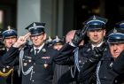 Wicemarszałek Łukasz Smółka i strażacy