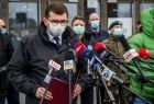 Wojewoda małopolski Łukasz Kmita w trakcie konferencji prasowej przed szpitalem tymczasowym w hali EXPO