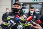 St. bryg. Piotr Filipek - małopolski komendant wojewódzki Państwowej Straży Pożarnej podczas konferencji prasowej przed szpitalem tymczasowym w hali EXPO