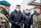 Wicemarszałek Łukasz Smółka przed szpitalem tymczasowym w hali EXPO podczas rozmowy z przedstawicielami wojska