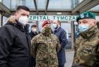 Wicemarszałek Łukasz Smółka przed szpitalem tymczasowym w hali EXPO podczas rozmowy z przedstawicielami wojska