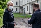 Iwona Gibas z Zarządu Województwa Małopolskiego oraz prezentujący działalność placówki dyrektor Wojewódzkiej Biblioteki Publicznej Jerzy Woźniakiewicz. Rozmowa przed siedzibą biblioteki
