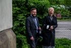 Iwona Gibas z Zarządu Województwa Małopolskiego i dyrektor Jerzy Woźniakiewicz podczas rozmowy przed siedzibą biblioteki